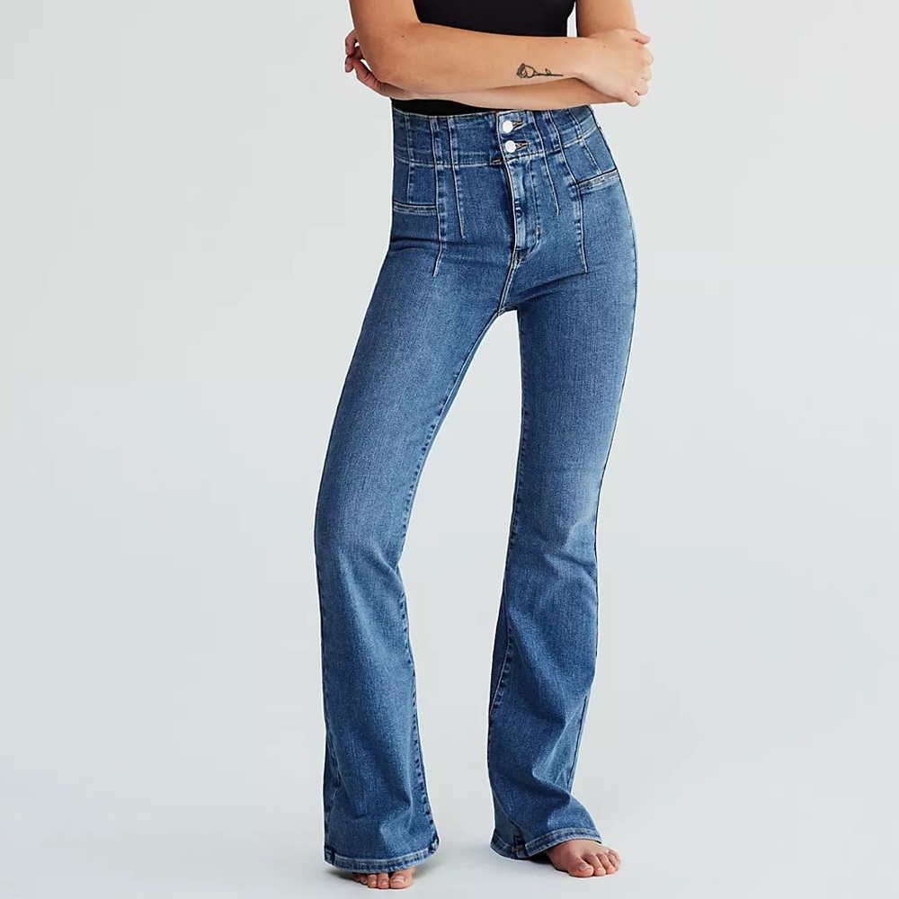 We The Free Jayde Flare Jeans size 27, high rise
Midnight Blue